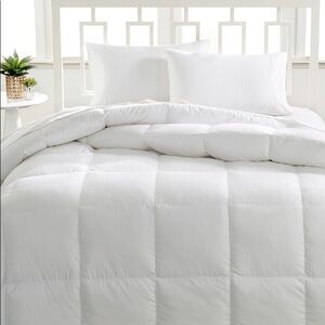 Hotel Collection Luxe Down Alternative, Hypoallergenic. Year Round Comforter